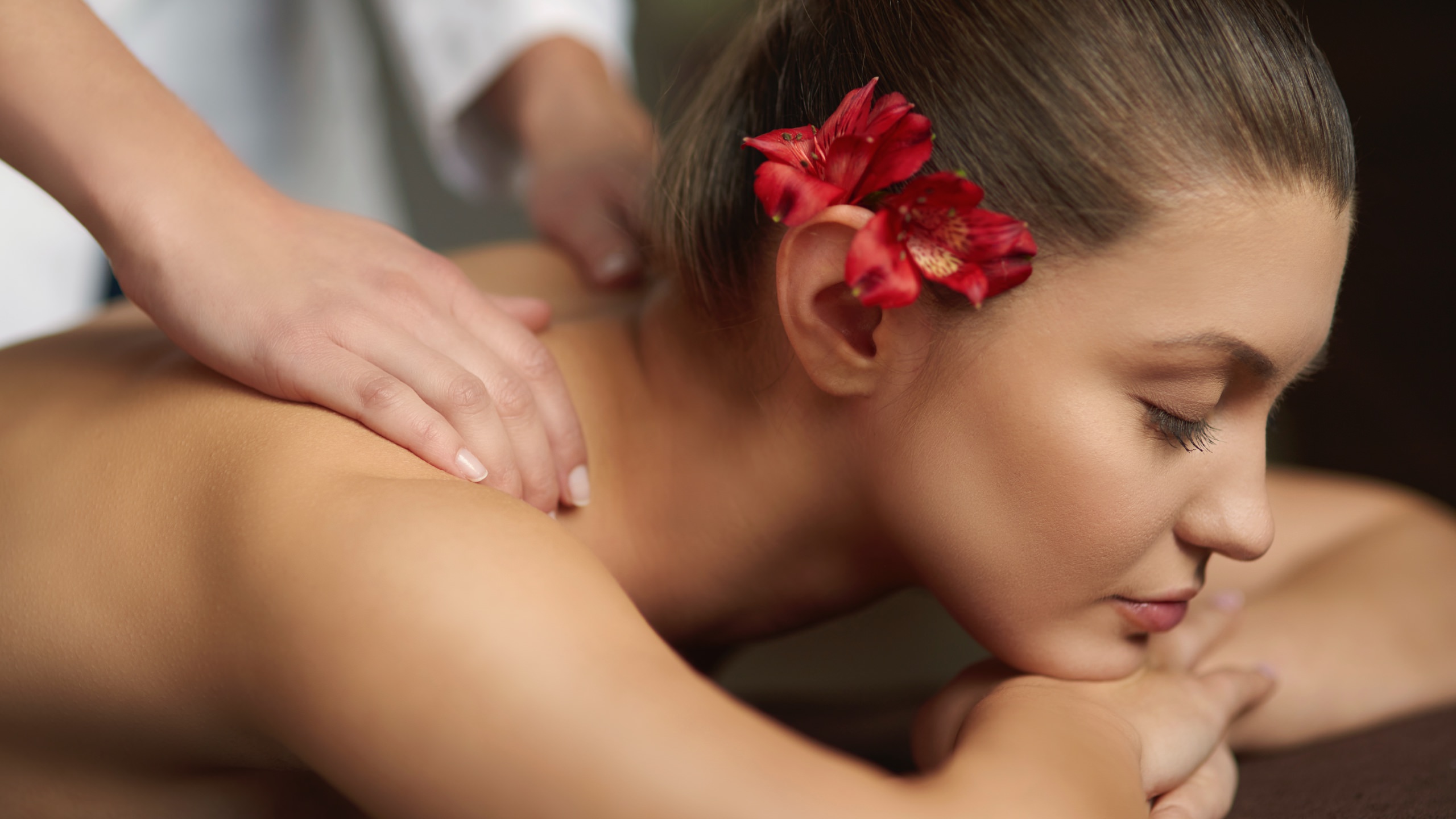 2 Powerful Types of Lymphatic Drainage Massage for Health & Beauty
